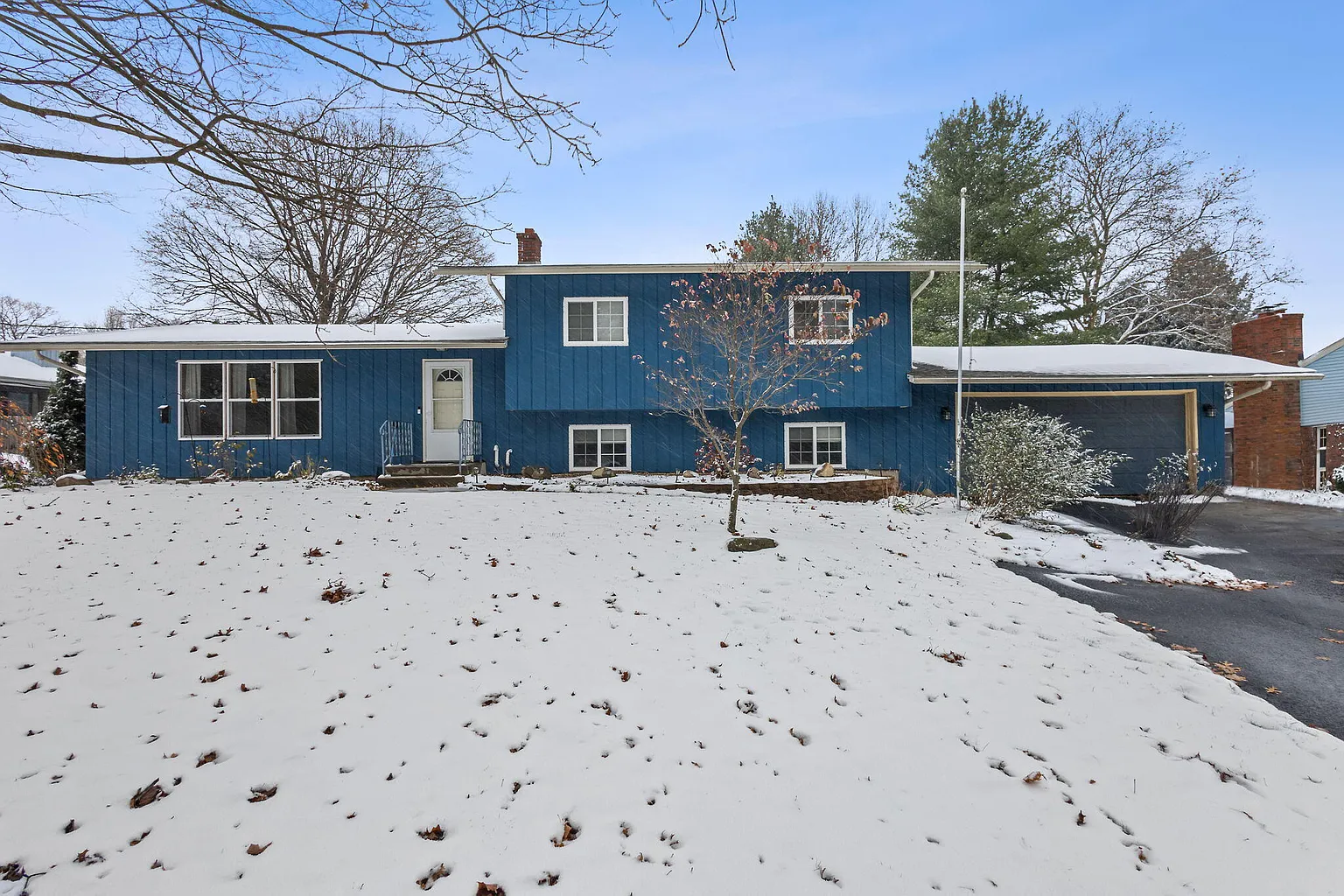 3957 W Waverly Rd photo 1