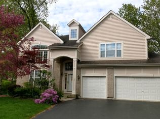 33 River Oaks Cir E, Buffalo Grove, IL 60089