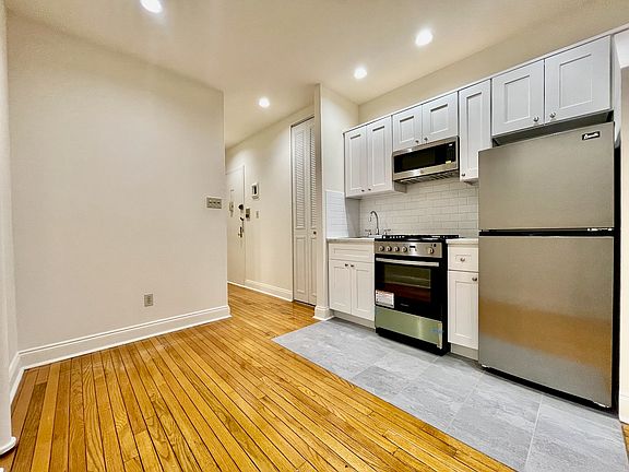 5th image of 326 E 34th St APT B4