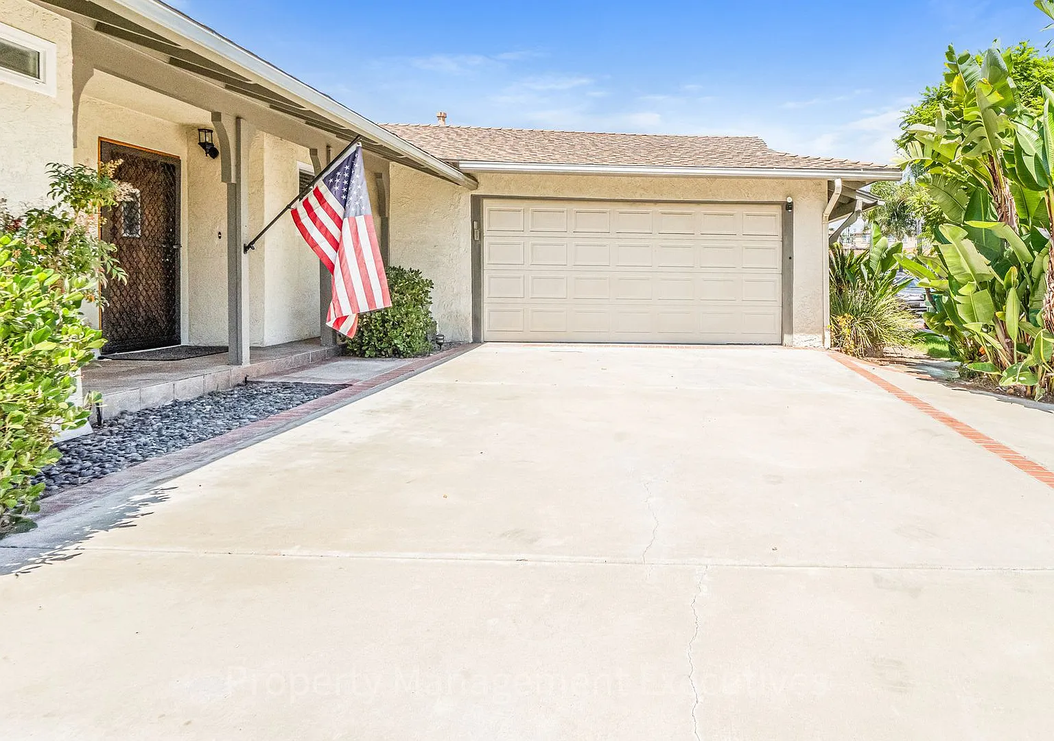 3 Bedroom, 2.5 Bath Home with 2 Car Garage & Pool/Spa — Photo 2