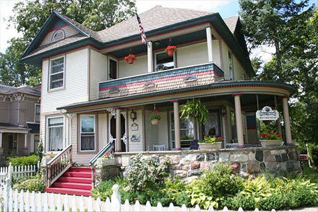 1st image of 304 S Saginaw St
