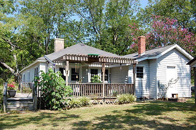 Gorgeous Back Deck and Arbor