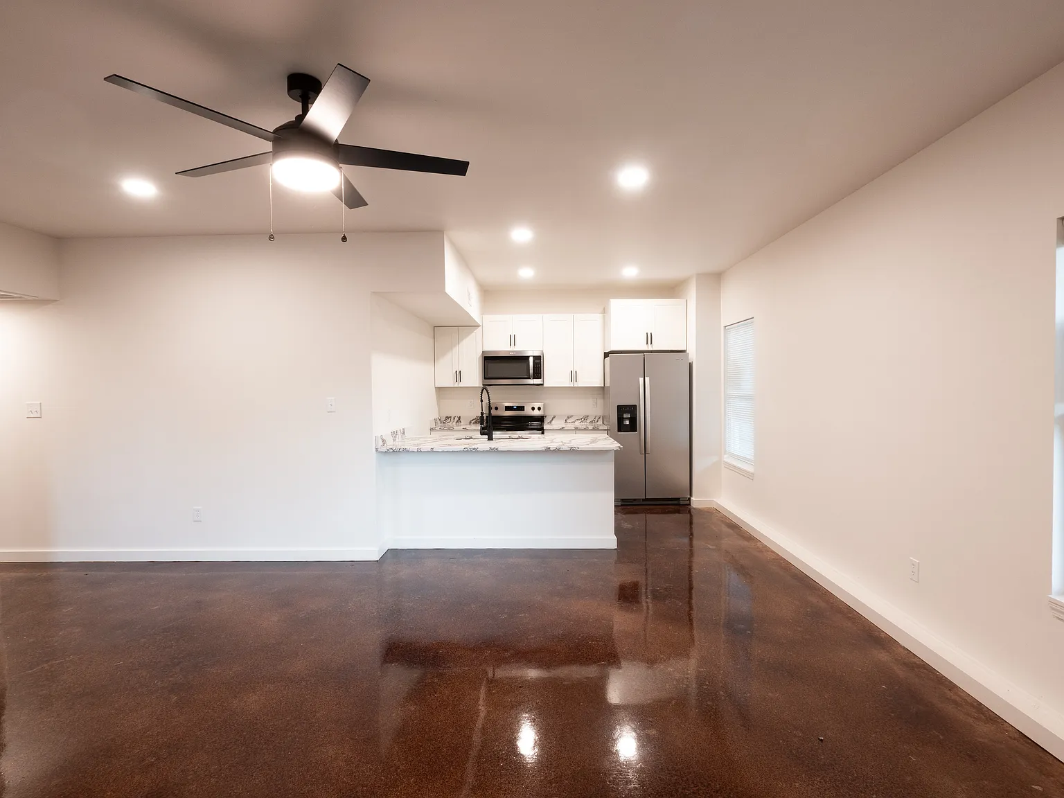3 bed, 1000 sqft, $1,850 — Photo 2
