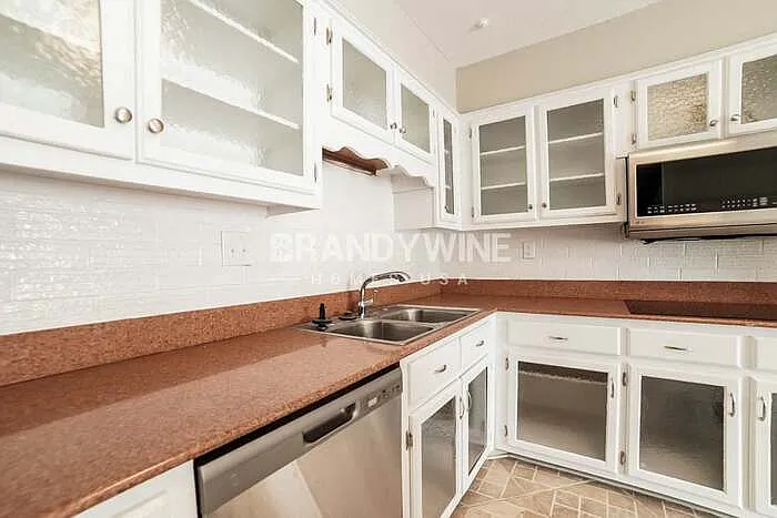 7477 Stonington Dr — Photo 4