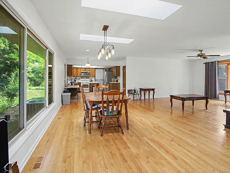 353 Hollywood Dr — Photo 3