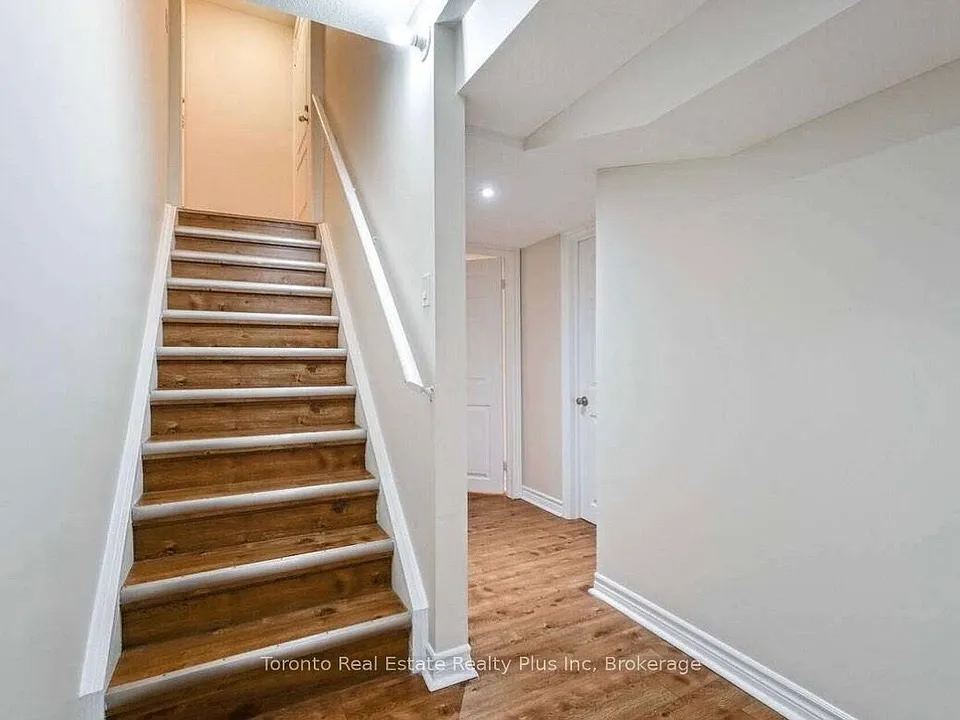 42 Crystalview Cres #LOWER