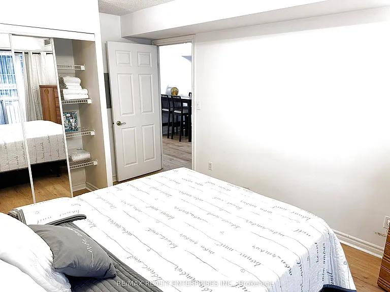 270 Wellington St W #409 — Photo 16
