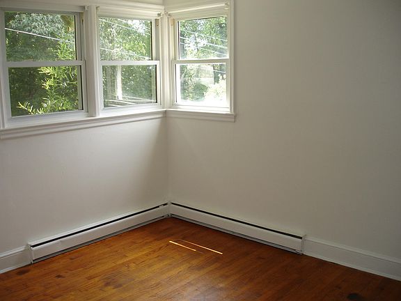 5th image of 70 Dudley Dr
