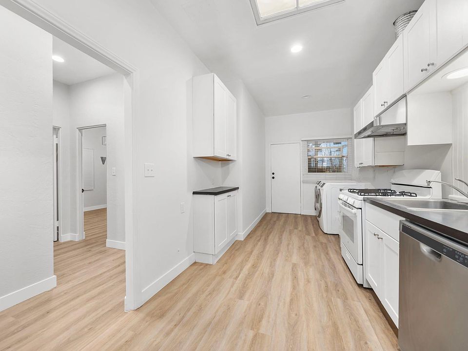 Kitchen w/ dish washer