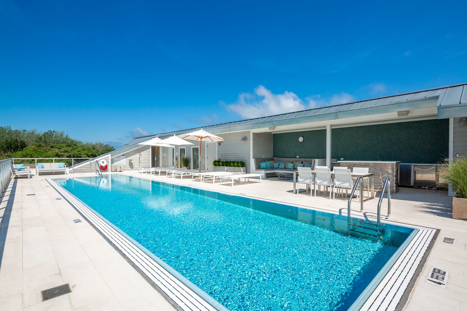  Pool with Entertainment area