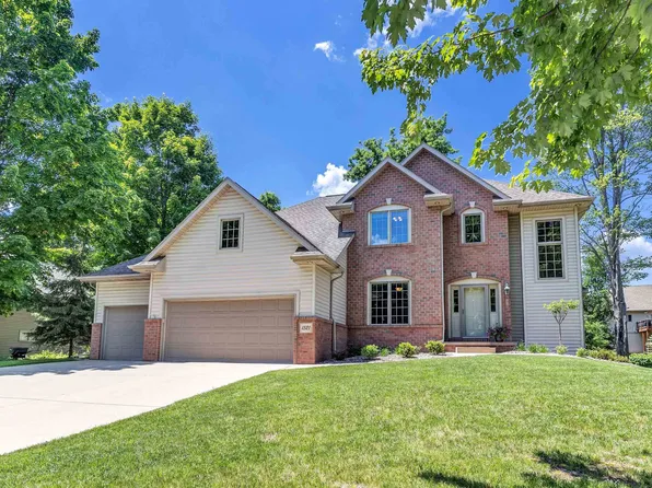 1521 Maple Hills Dr, Green Bay, WI 54313