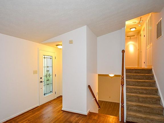 3rd image of 425 N Pond Trl
