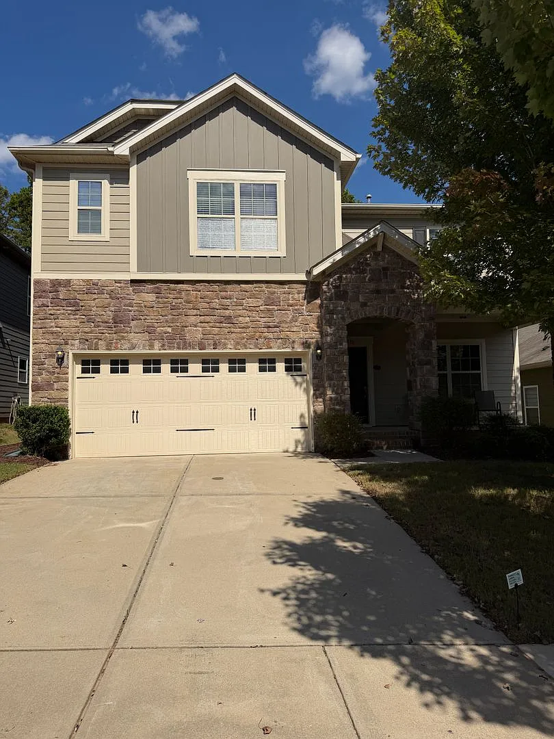 Beautiful Spacious Home in Ft Mill with 5BR/3BA Loft, Two Car Garage — Photo 1
