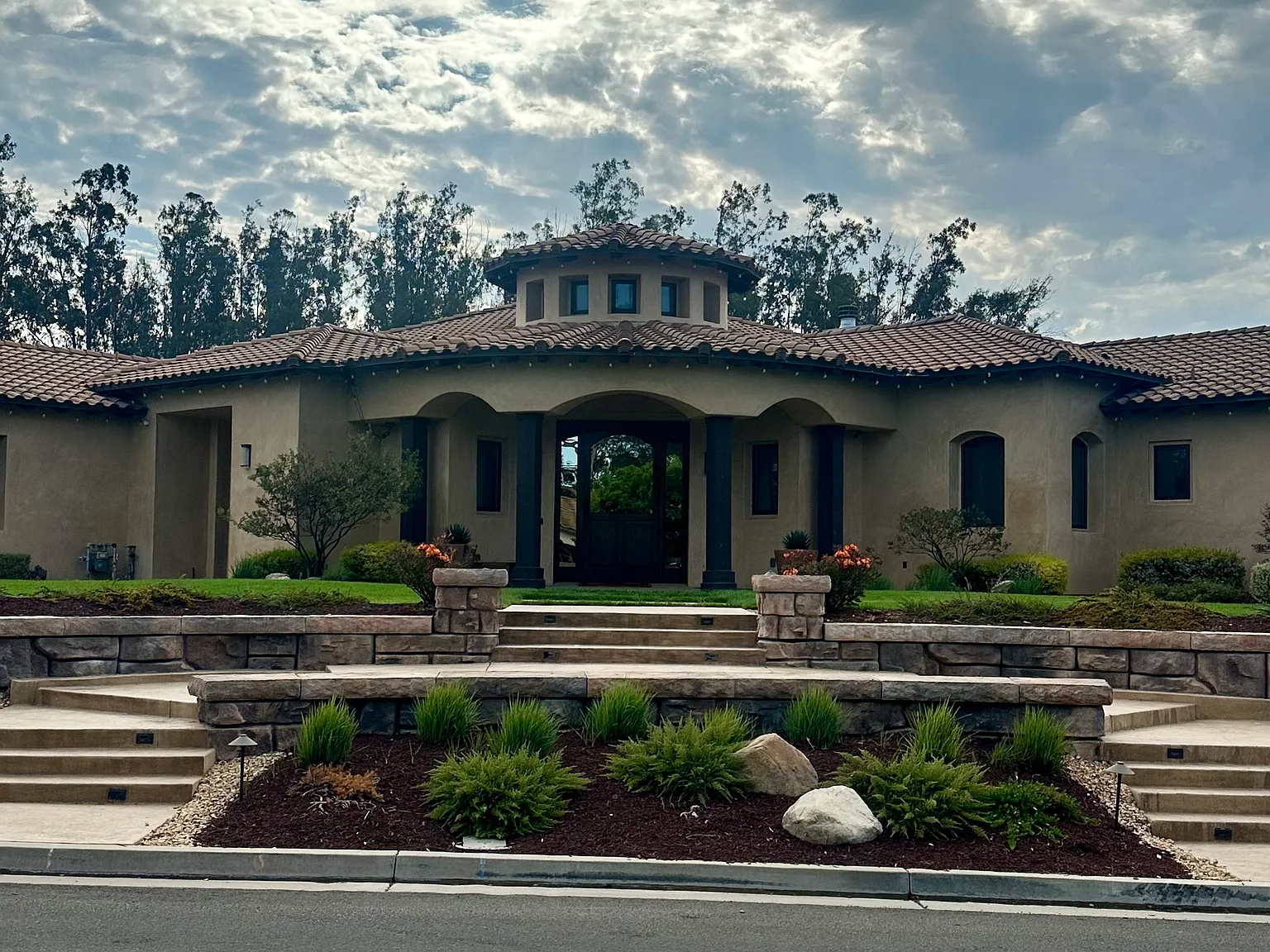 4 bed, 5200 sqft, $7,500 — Photo 1