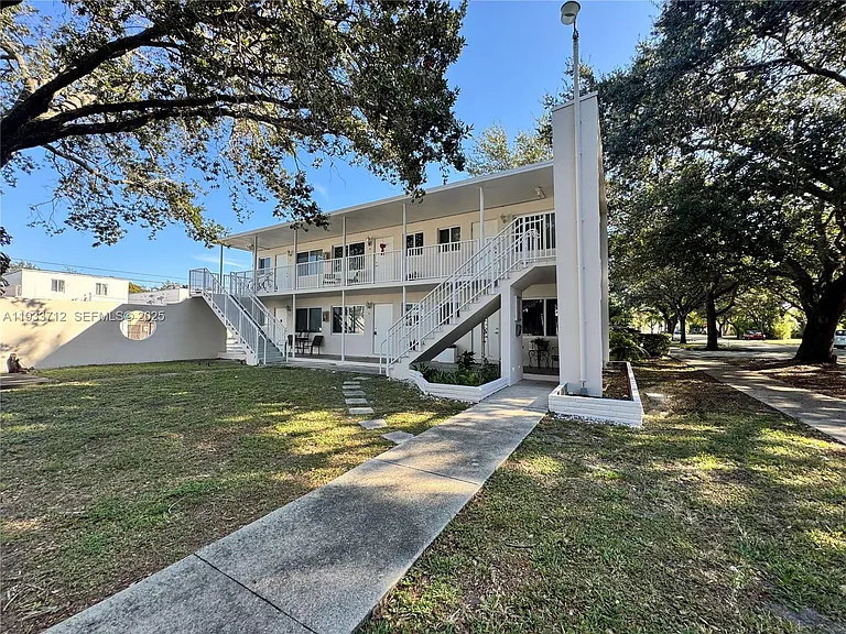 251 Hibiscus Dr #4 — Photo 9