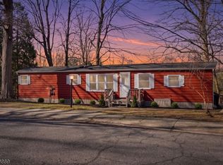 12 Watergate Dr, High Bridge Boro, NJ 08829