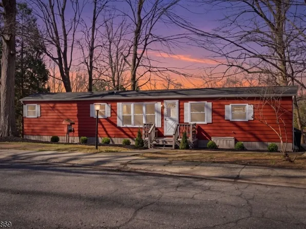 12 Watergate Dr, High Bridge Boro, NJ 08829