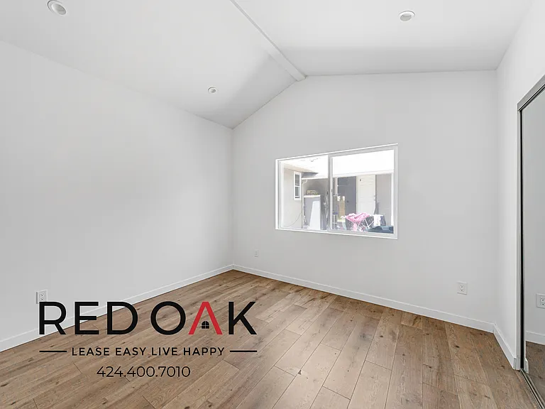 11028 Califa St — Photo 6