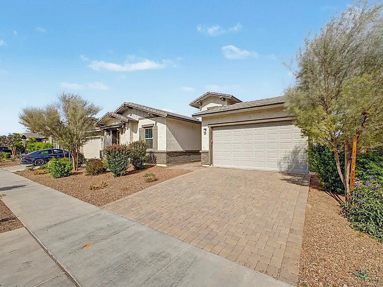 13103 N 174th Dr — Photo 5