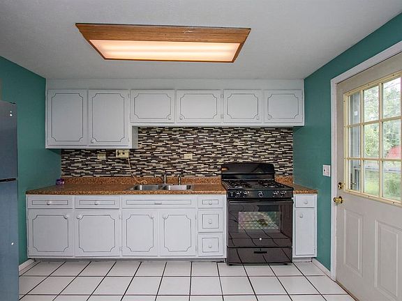 4th image of 2869 Wilson Ave