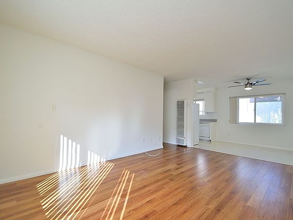 2nd image of 1914 Vanderbilt Ln APT F