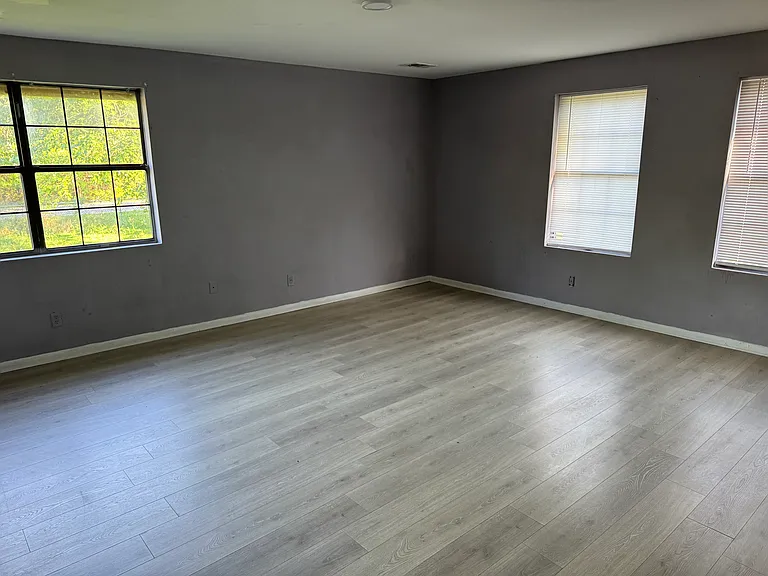 5909 Acl Blvd — Photo 4