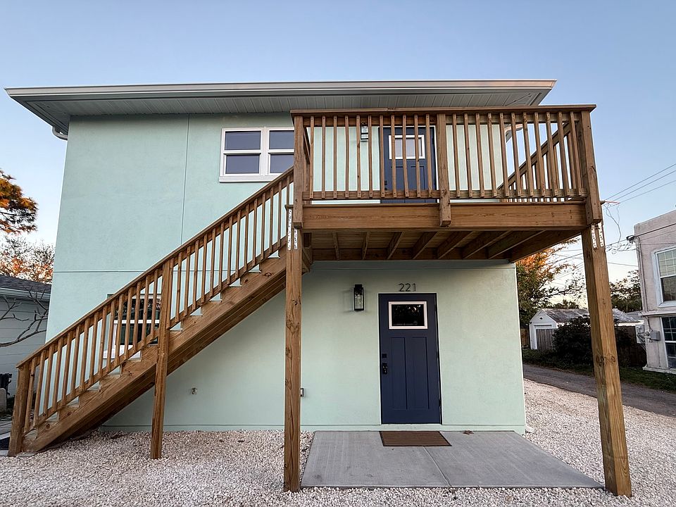 1st image of 225 37th St N #221
