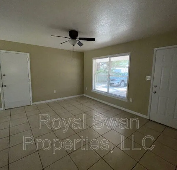 2806 Mineola Dr — Photo 5