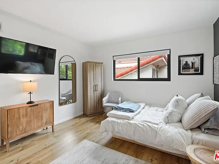 6558 Lasaine Ave — Photo 10