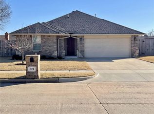 824 SE 8th St, Moore, OK 73160
