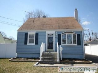 549 N Indiana Ave, Lindenhurst, NY 11757