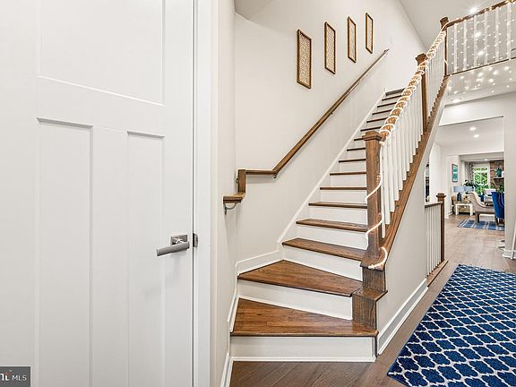 3rd image of 718 Cascade Way