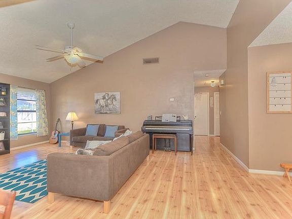 3rd image of 15618 Deerglen Dr