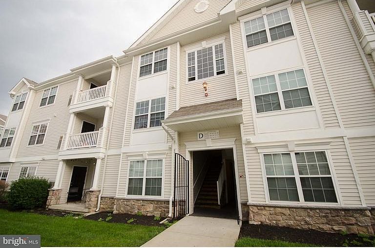 1st image of 114 Lionheart Ln #114