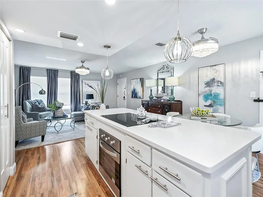 2 bed, 891 sqft, $1,295 — Photo 2