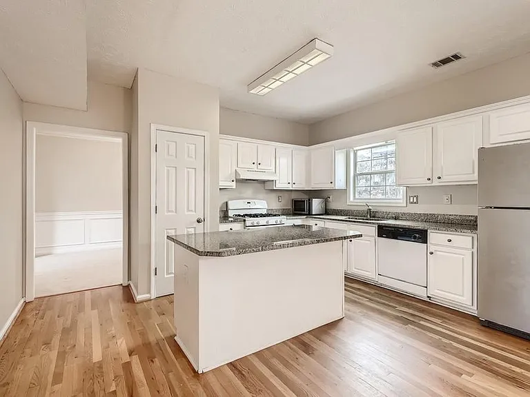 390 Saddle Bridge Dr — Photo 8