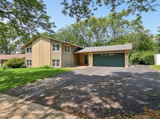 6100 Ridgeway Dr, Woodridge, IL 60517