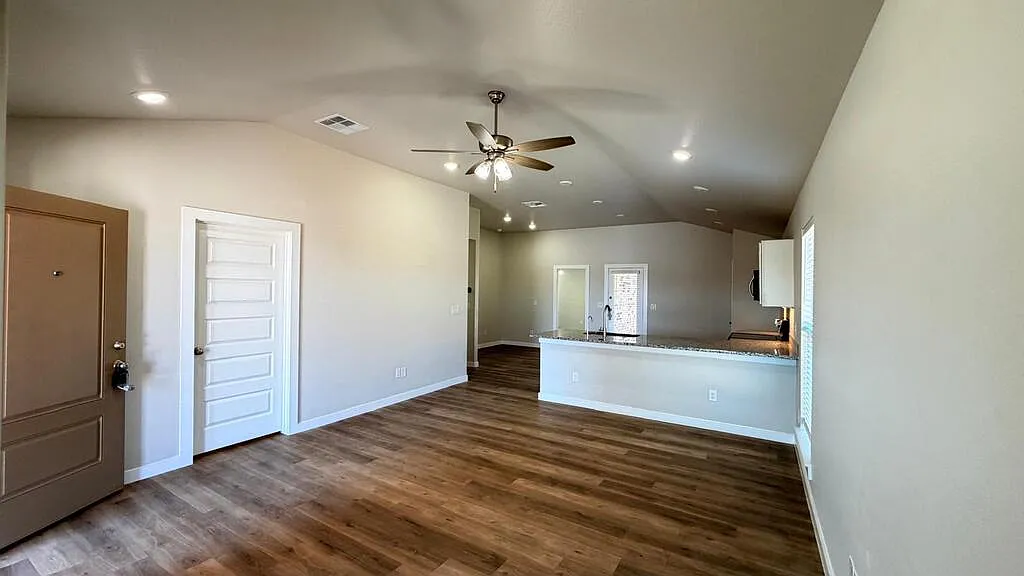 3 bed, 2.0 bath, 1400 sqft, $2,500 — Photo 3