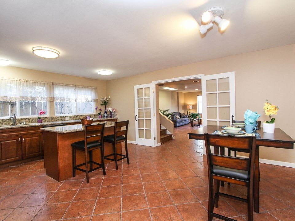 Kitchen / Dining area
