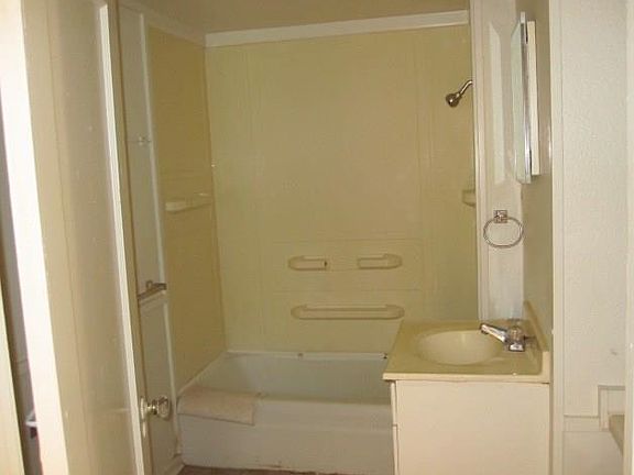 5th image of 501 Ash St