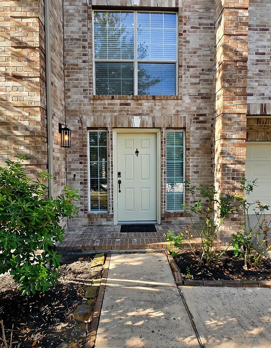 4 bed, 2.5 bath, 2622 sqft, $2,600 — Photo 3
