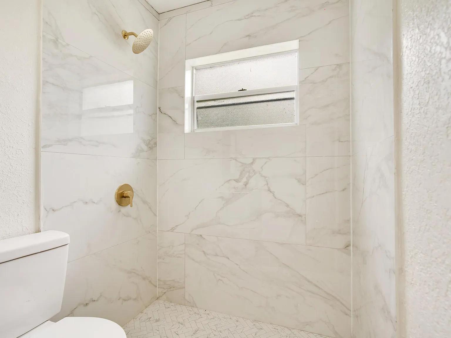 3 bed, 1252 sqft, $2,200 — Photo 4