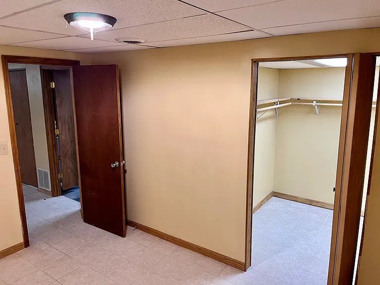 1038 Clark St — Photo 22