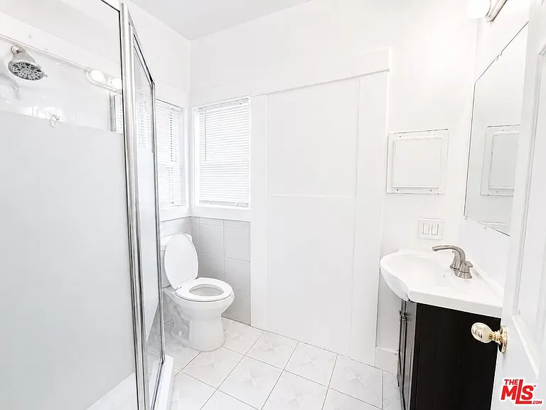 1186 W 37th Dr — Photo 8