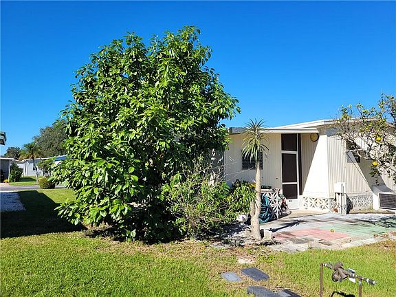 5th image of 215 Water Oak Ln
