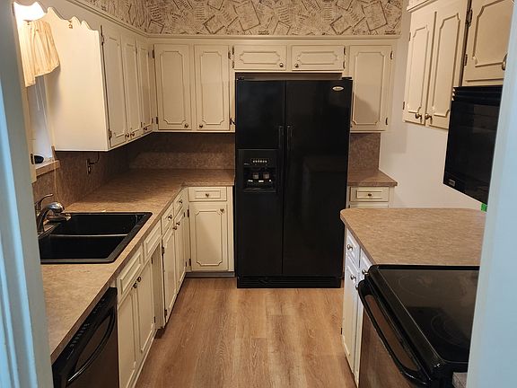 5th image of 124 Napoleon Dr