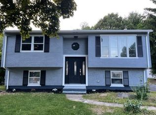 17 Oakridge Ct, Warwick, RI 02886