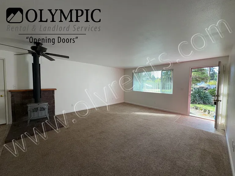 4 bedroom rambler with large fenced yard! — Photo 2