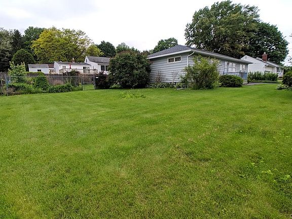 5th image of 204 Forsythe St