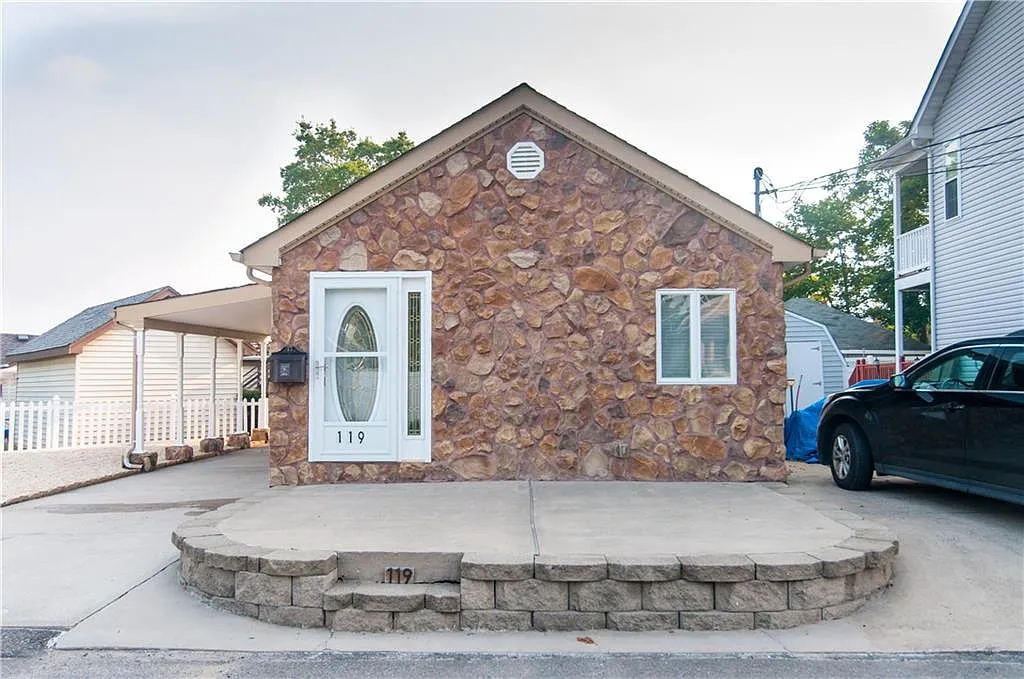 119 Neptune Pl photo 1
